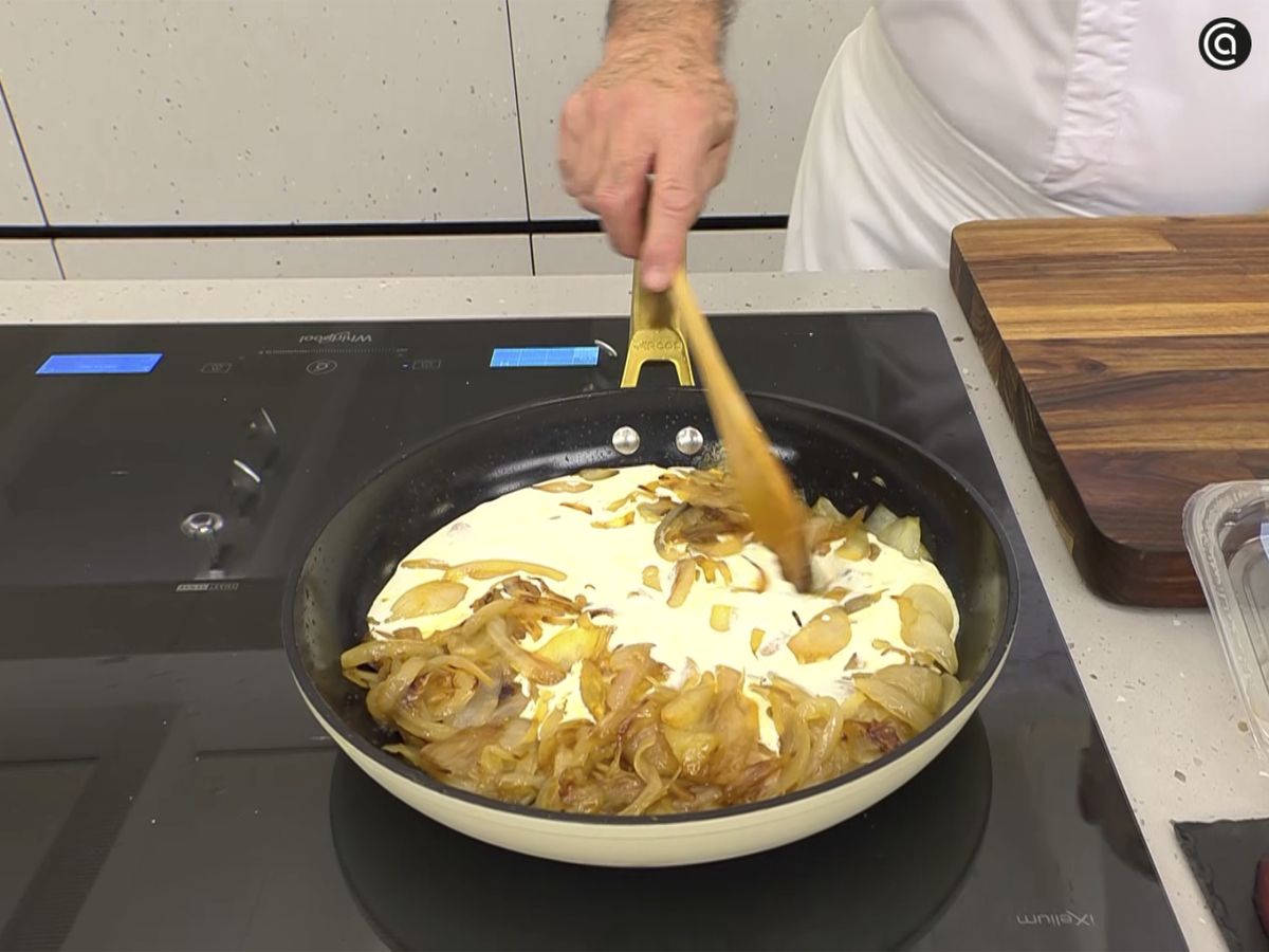 Añade la nata a la sartén con la cebolla