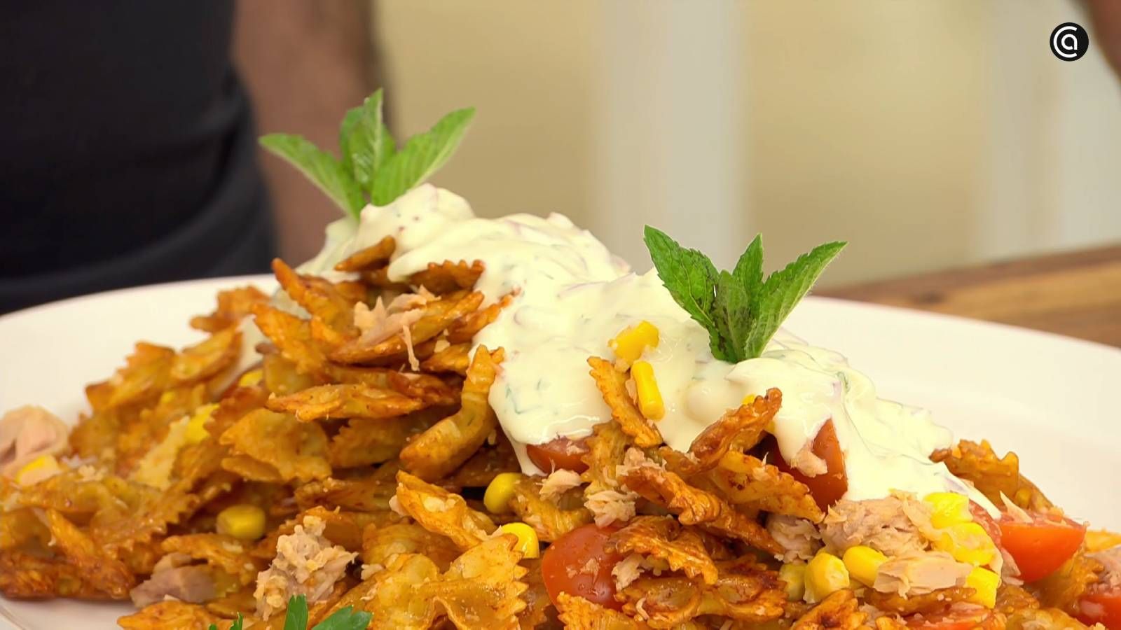 El aliño de yogur con eneldo y menta, servido sobre una ensalada de pasta crujiente