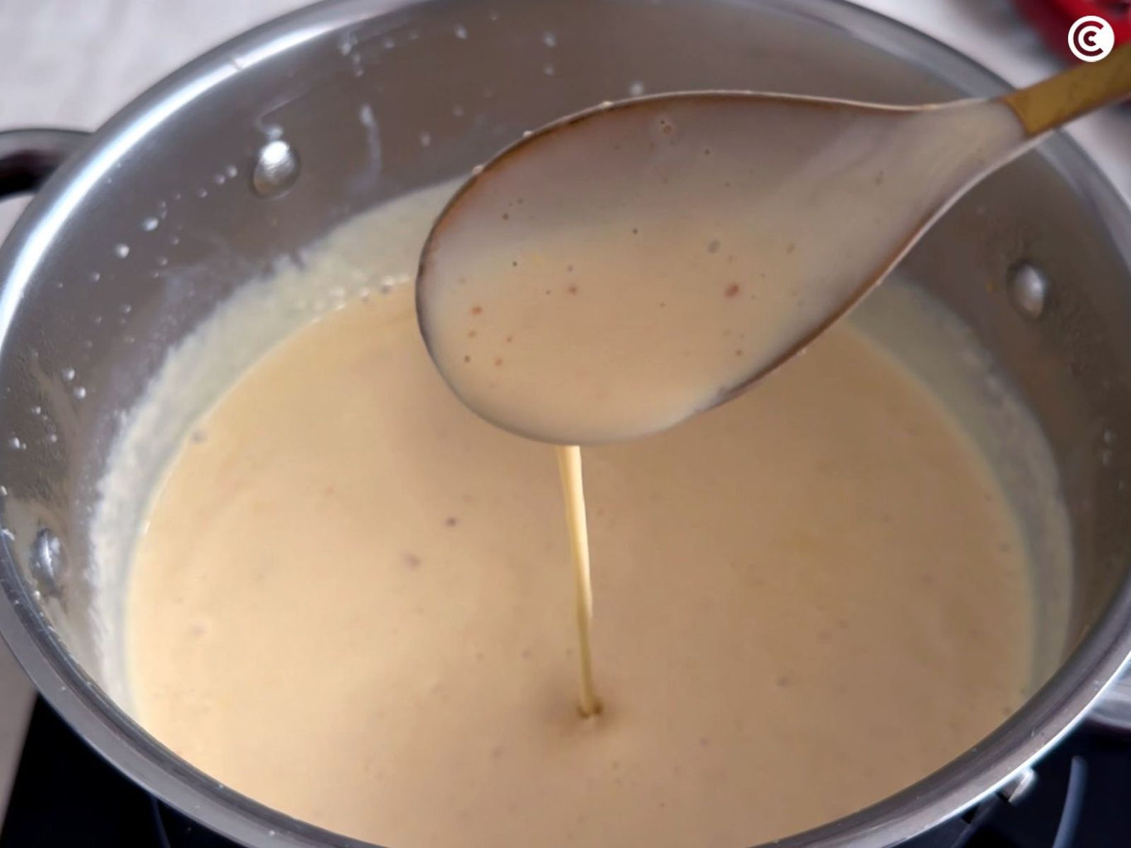 Textura de la mezcla al fuego para hacer el helado de turrón