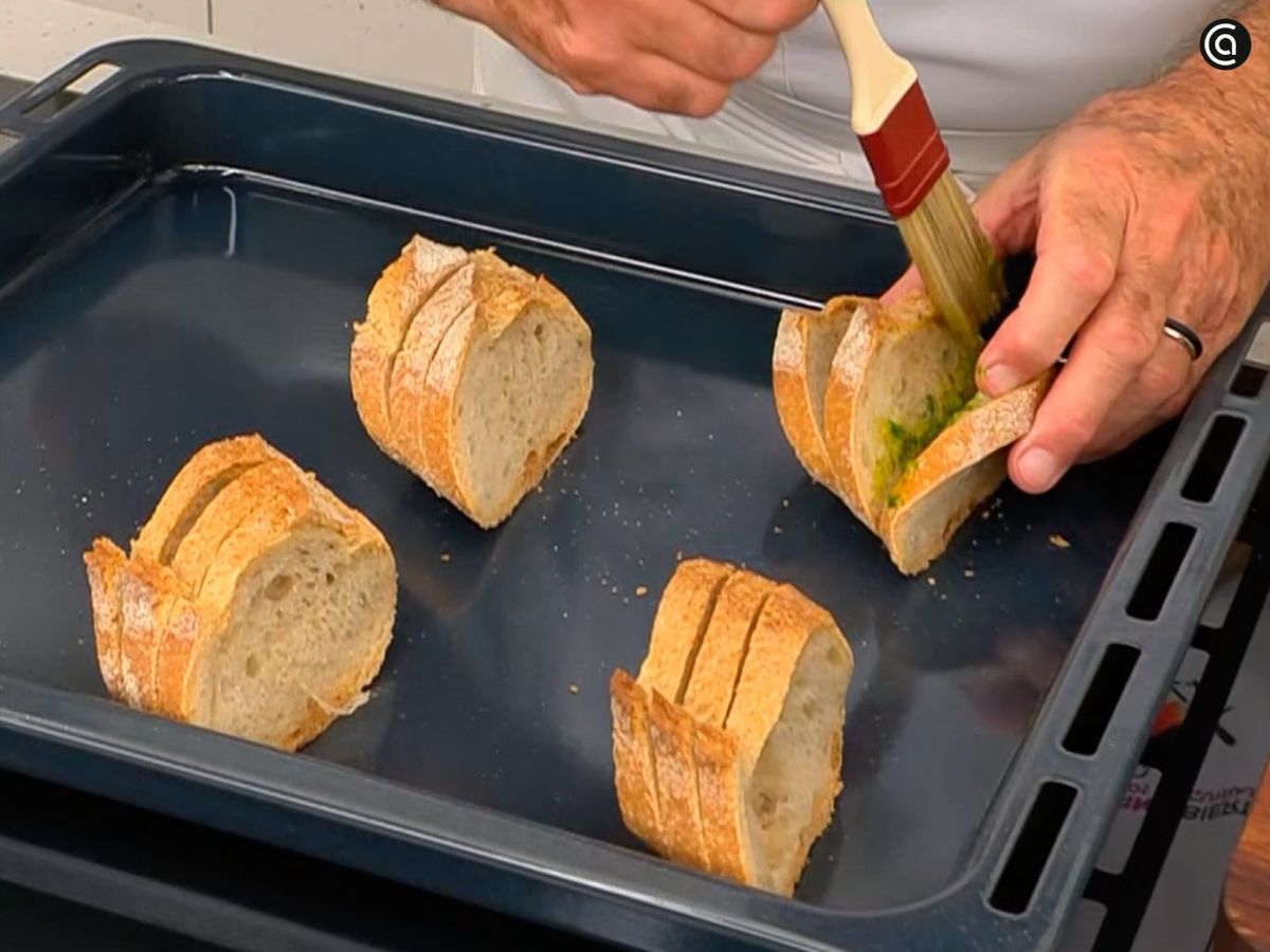 Mezcla el pan con el majado de ajo, perejil y aceite, y hornea