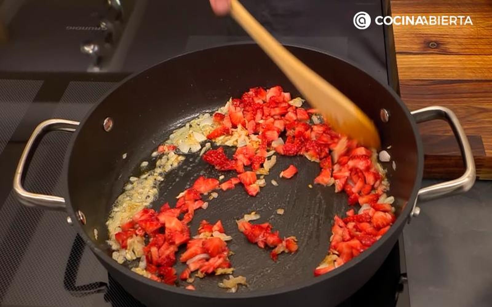 Sofríe la cebolla junto con las fresas durante un par de minutos Sofríe la cebolla junto con las fresas durante un par de minutos