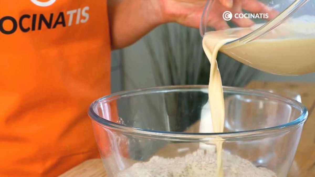 Vierte el huevo y la leche en la harina