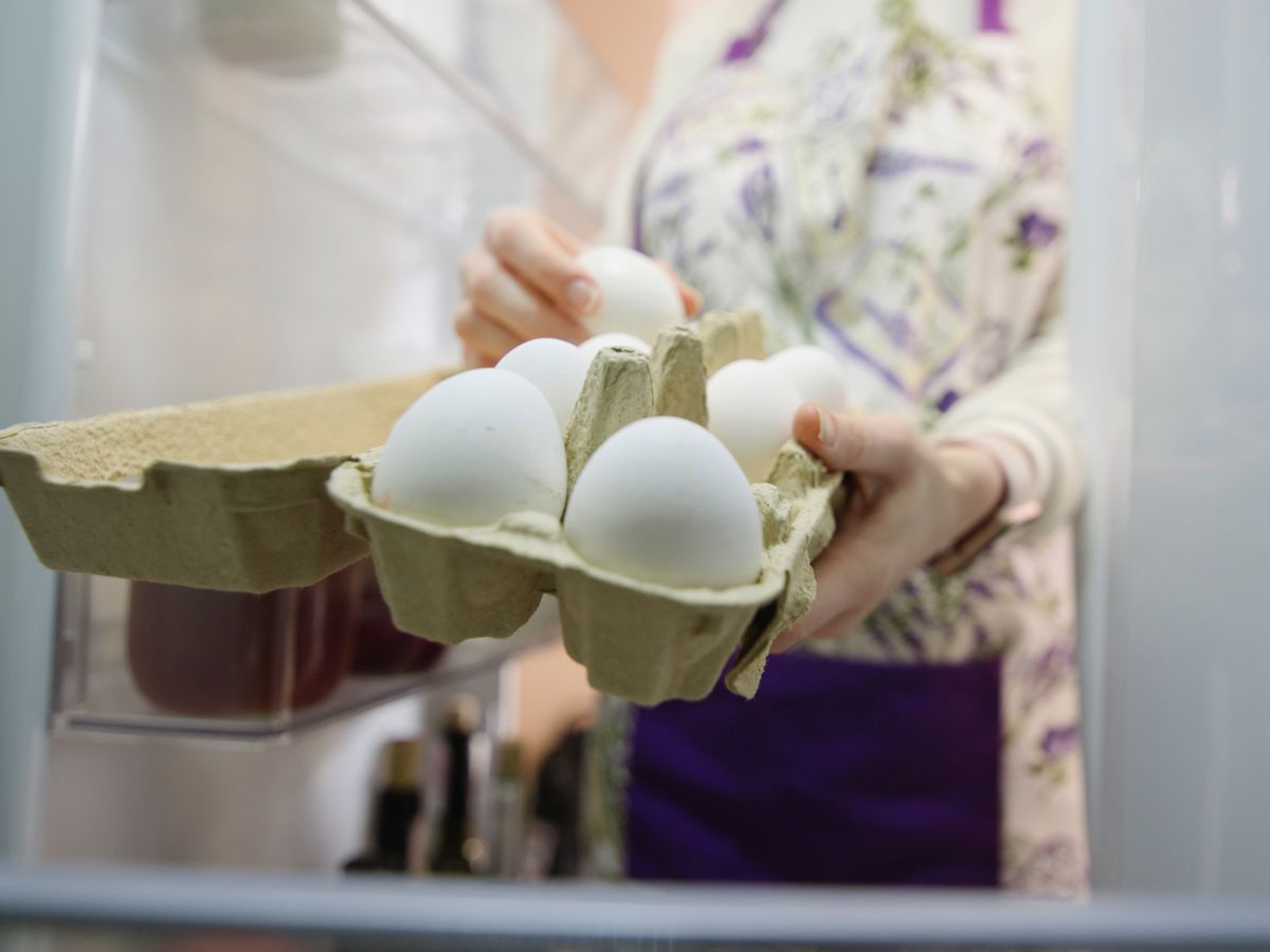 Guarda siempre los huevos en la nevera, sin lavarlos, para conservar su frescura y evitar la pérdida de calidad.
