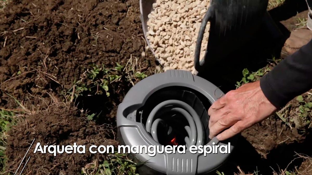 Cómo instalar una arqueta con manguera espiral en el jardín paso 4