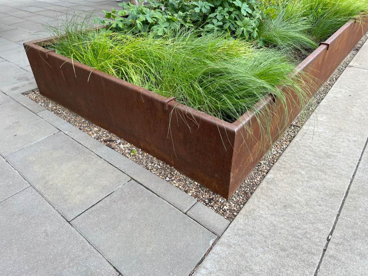 Este material desarrolla una capa de óxido rojizo-naranja.