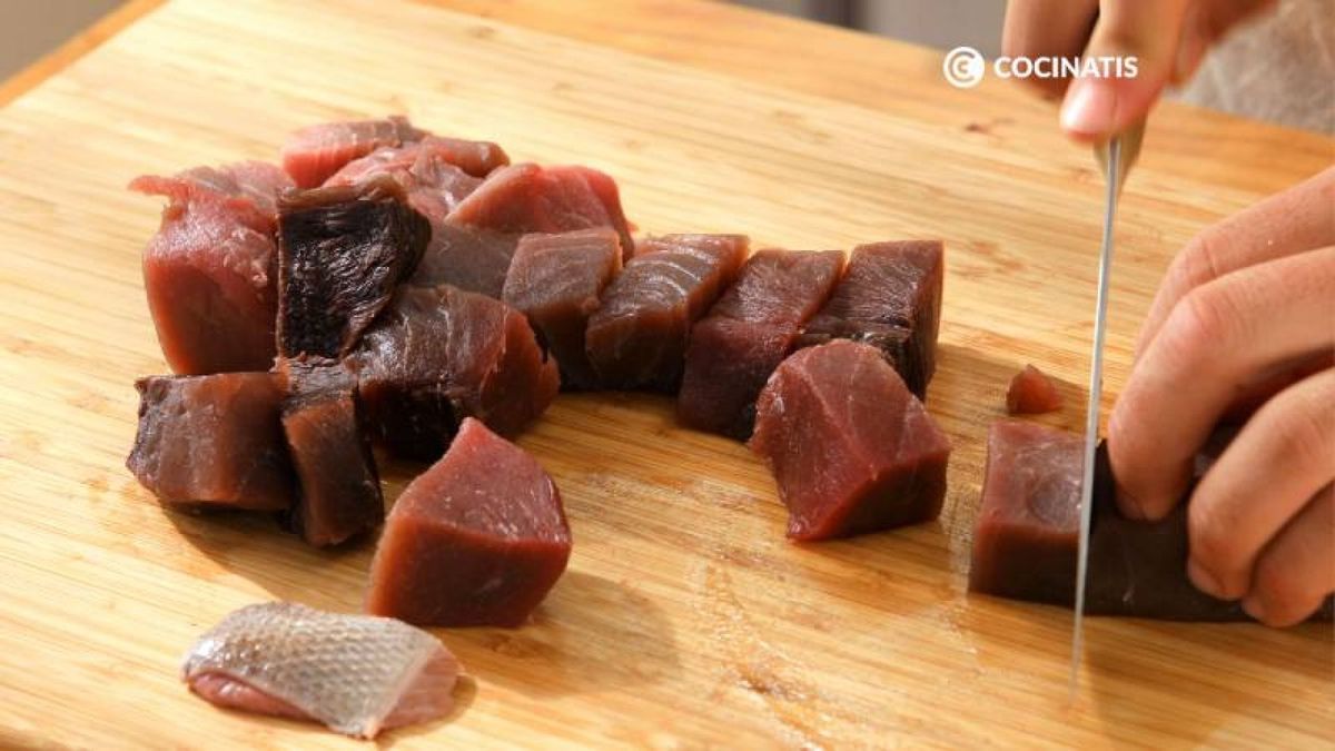 Quita la piel y corta el bonito en dados