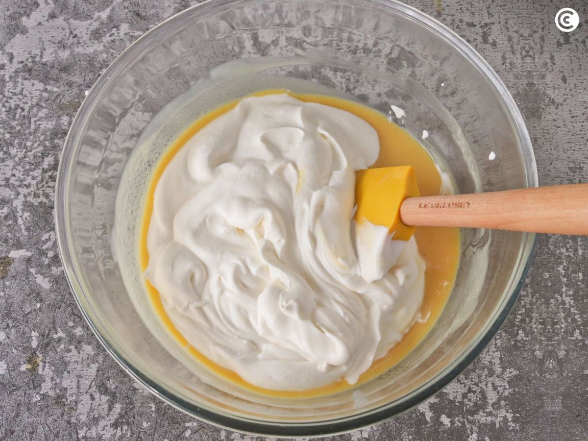Incorporar la nata montada al mousse de maracuyá