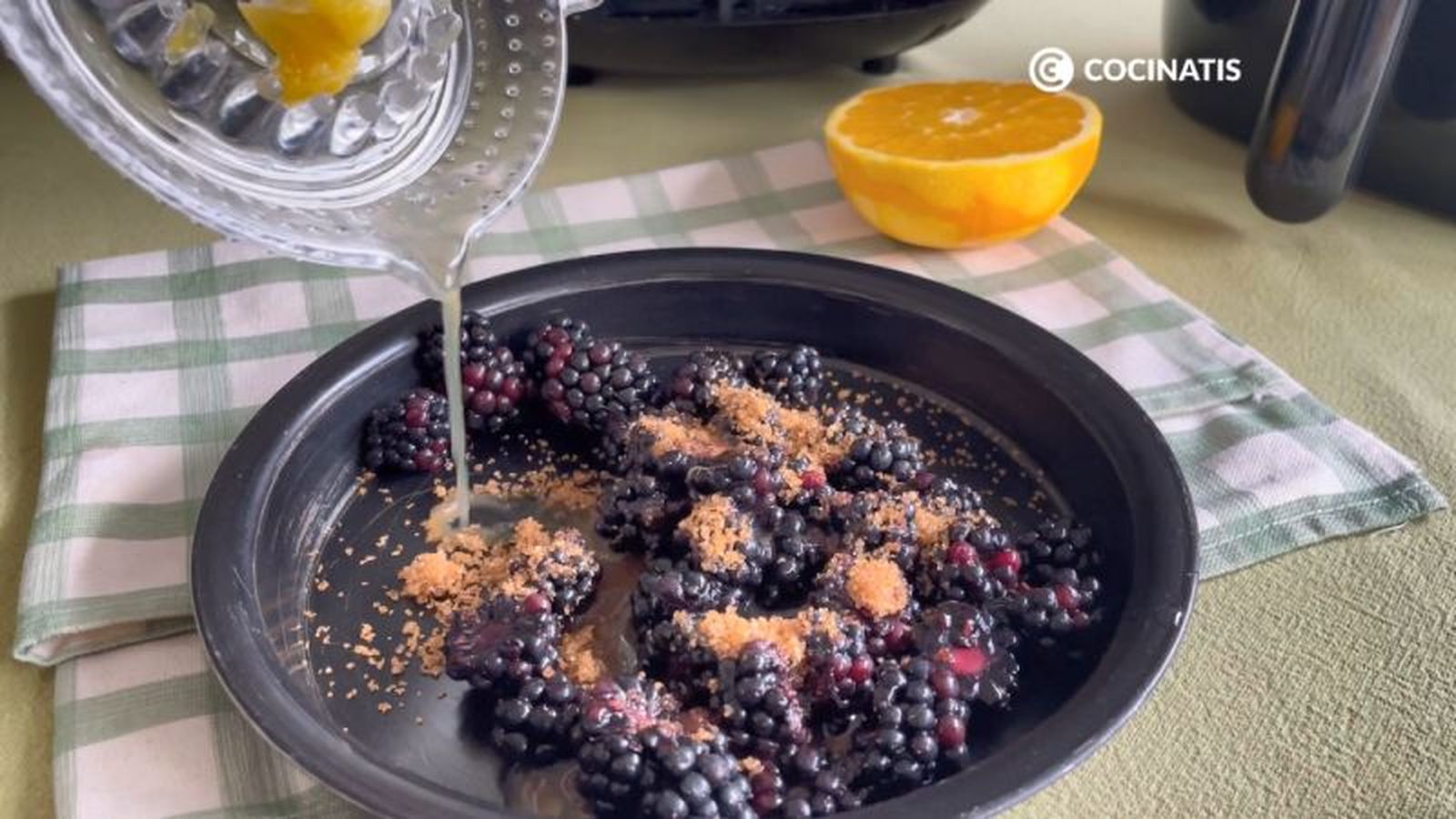 Agregamos zumo de naranja y azúcar moreno a las moras