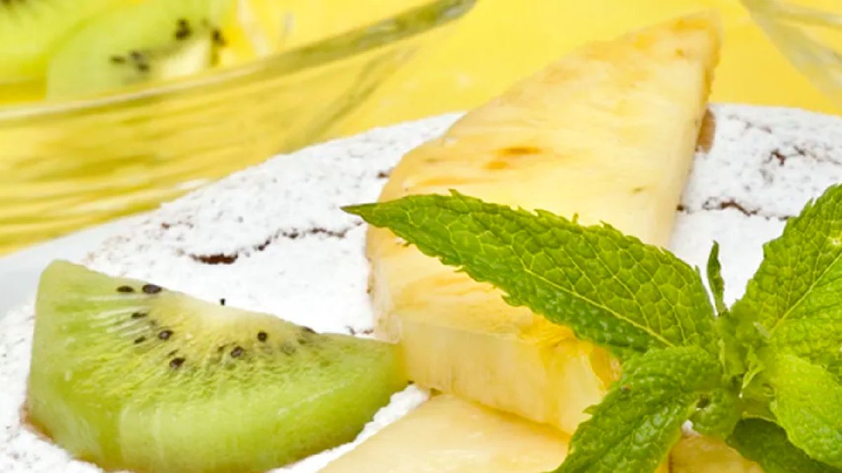 Tres capas de bizcocho rellenas de fruta, la combinación ideal para una merienda de 10