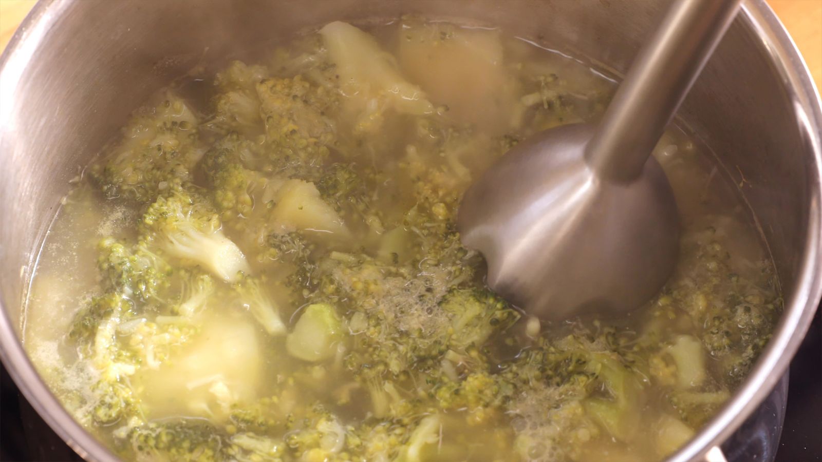 Tritura las verduras cocidas hasta obtener una crema homogénea, perfecta para disfrutar en cada cucharada Tritura las verduras cocidas hasta obtener una crema homogénea, perfecta para disfrutar en cada cucharada