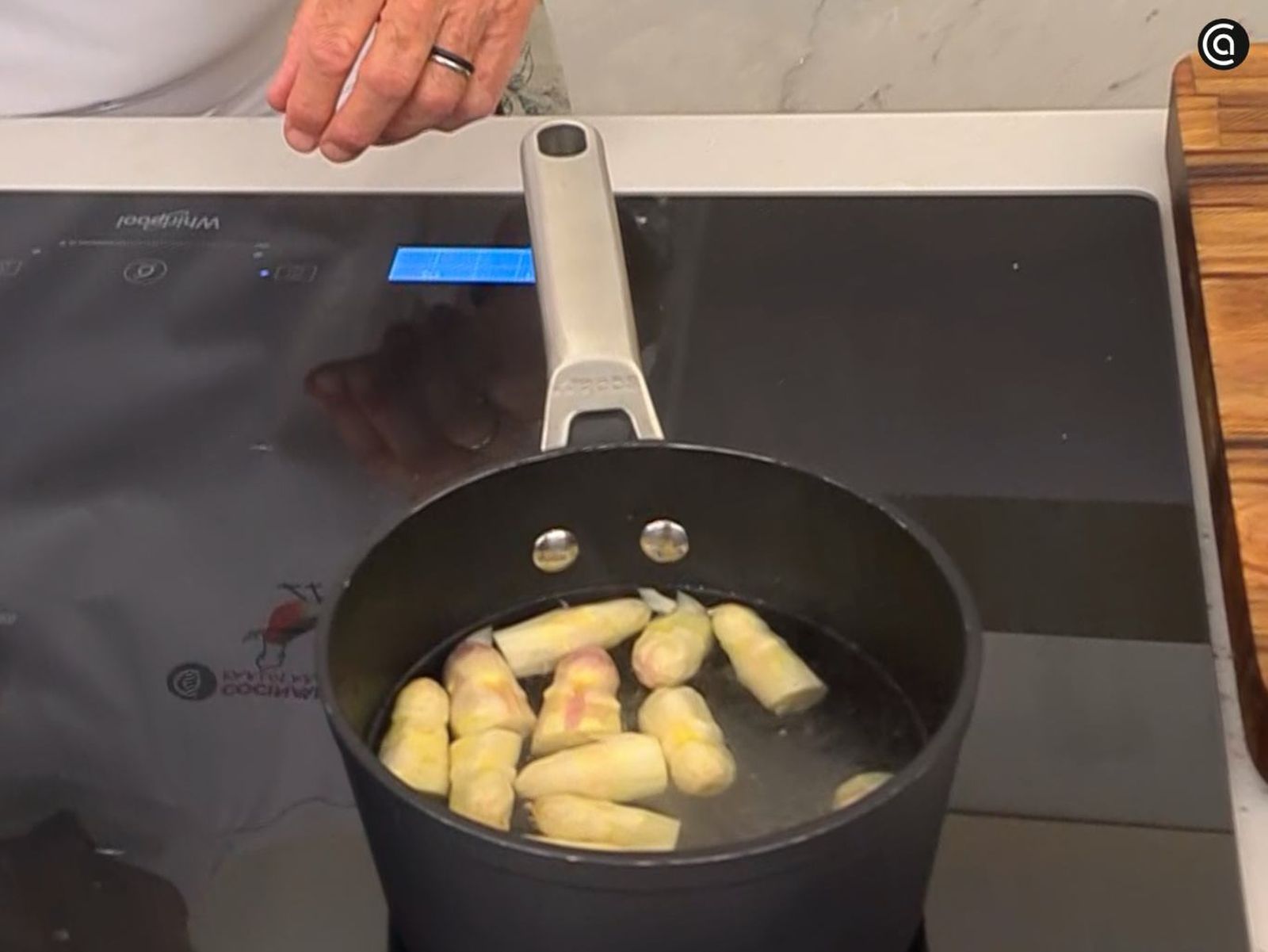 Cuece las puntas de los espárragos blancos Cuece las puntas de los espárragos blancos