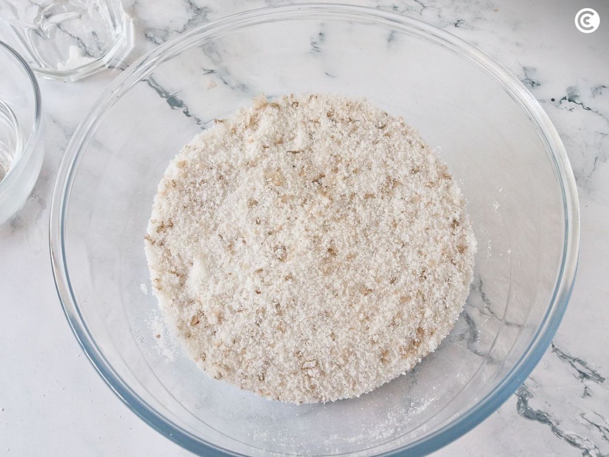 Mezclar azúcar y sal para hacer salmón ahumado