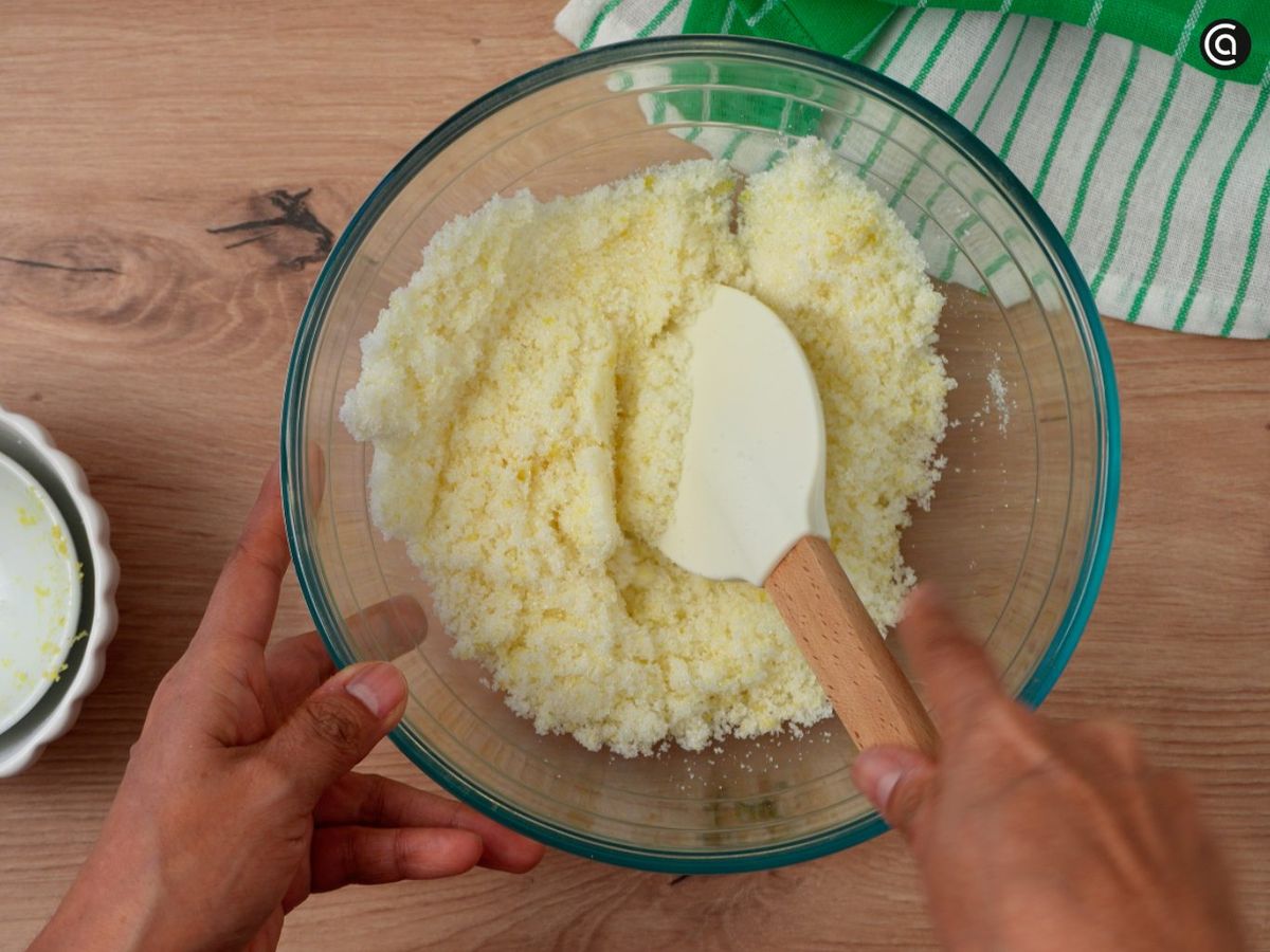 Remueve el azúcar con la ralladura de limón hasta que quede bien impregnado