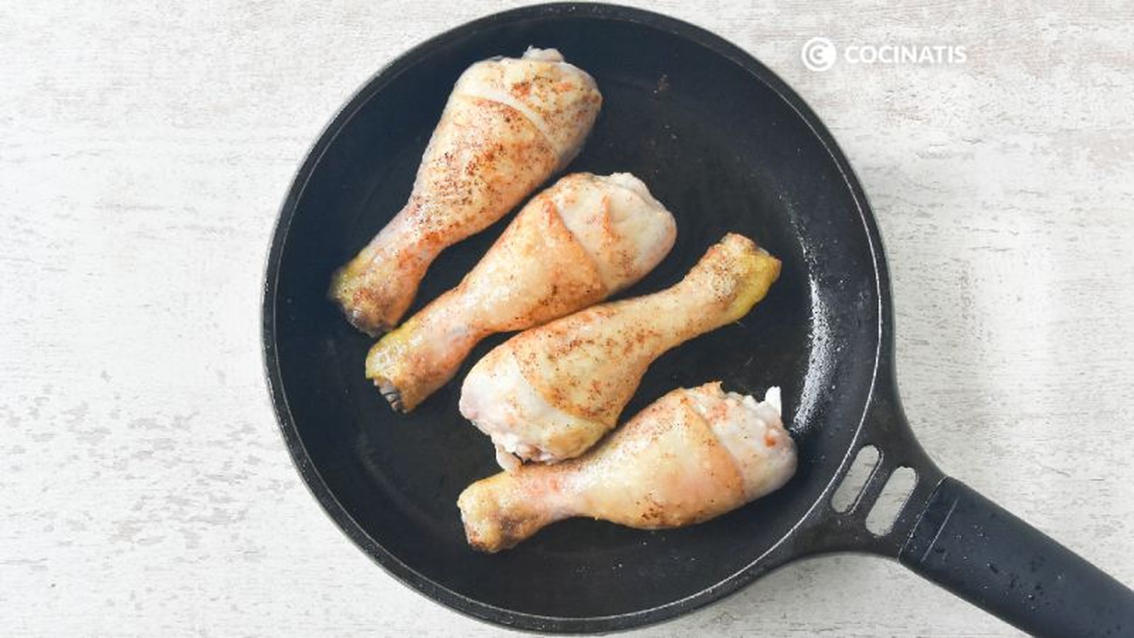 Doramos el pollo en la sartén