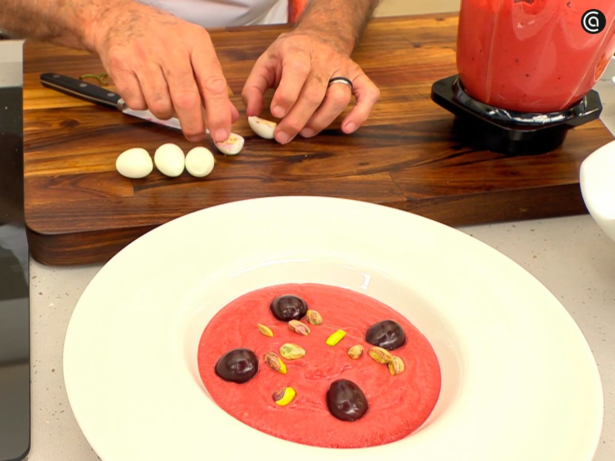 Acompaña el salmorejo de cerezas con pistachos, cerezas y huevo de codorniz