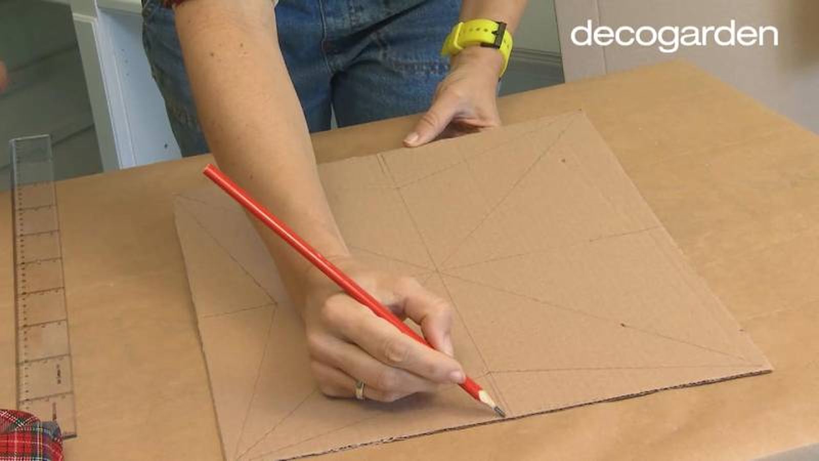 Dibujar las estrellas en el cartón. Dibujar las estrellas en el cartón.