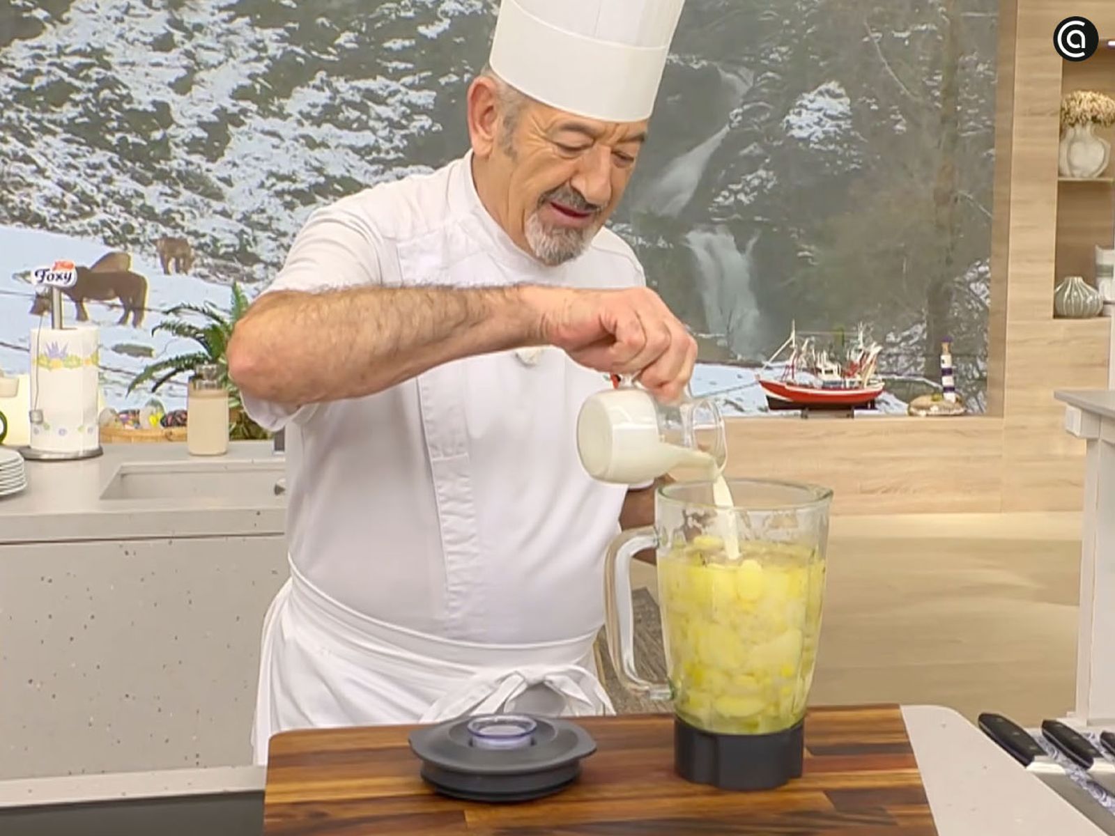 Pasa los ingredientes por la batidora con nata y deja la crema fina