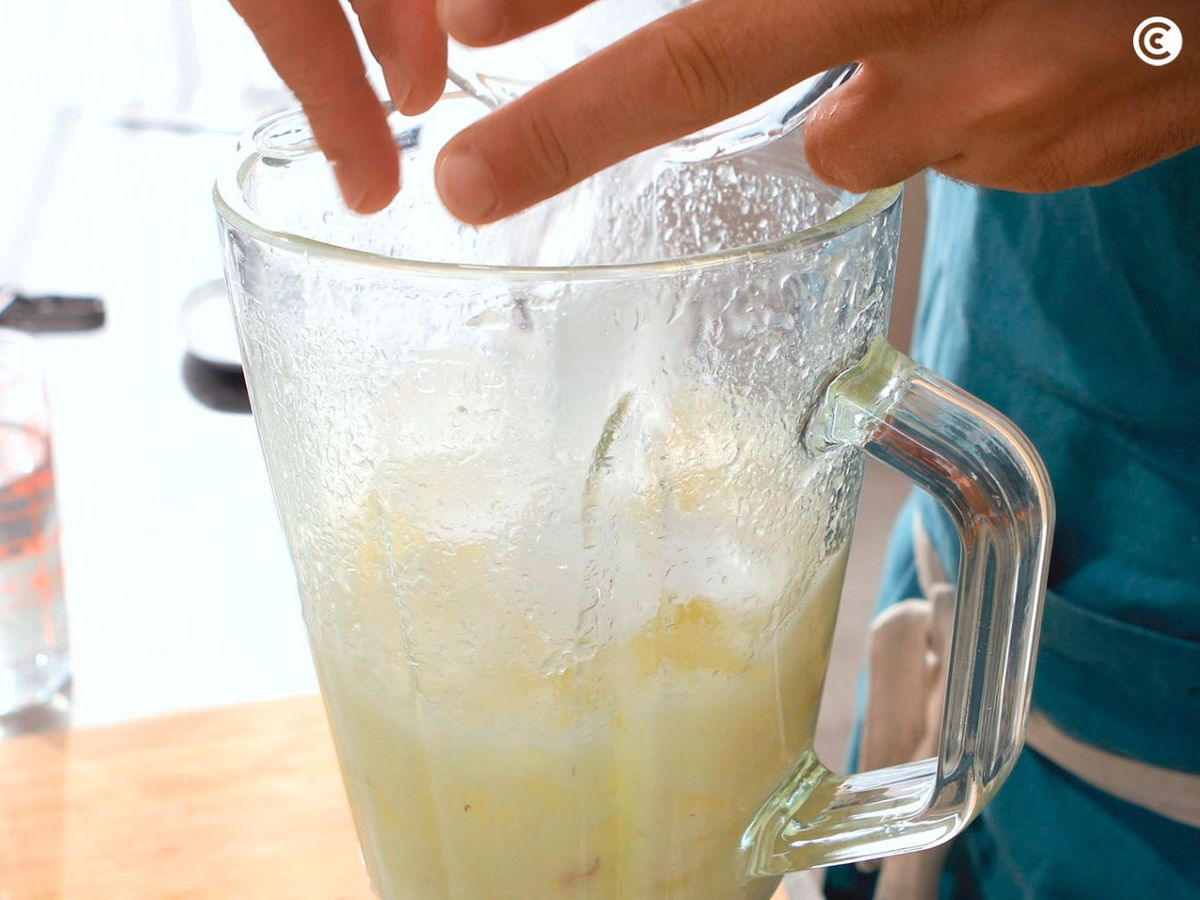 Agregar el hielo a la limonada