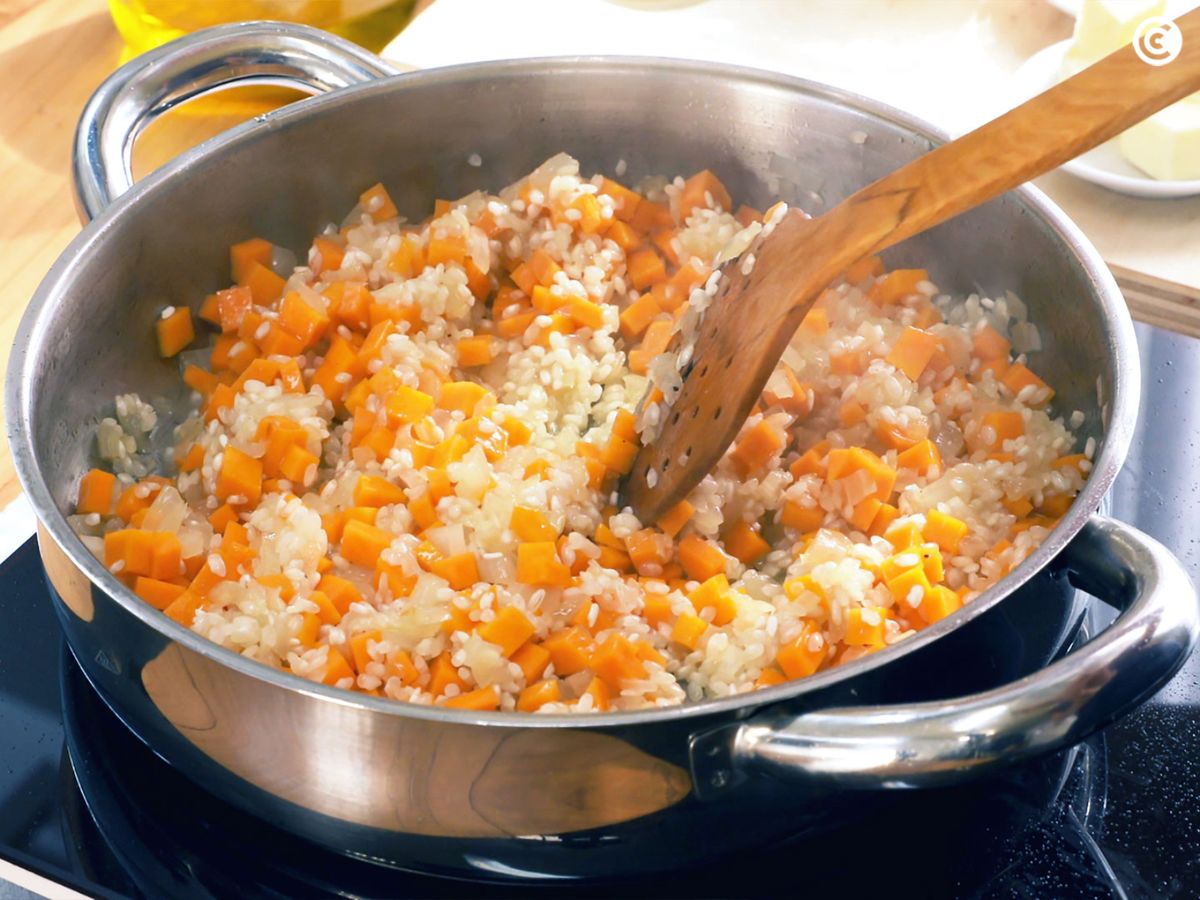 Cocina el arroz junto con los demás ingredientes