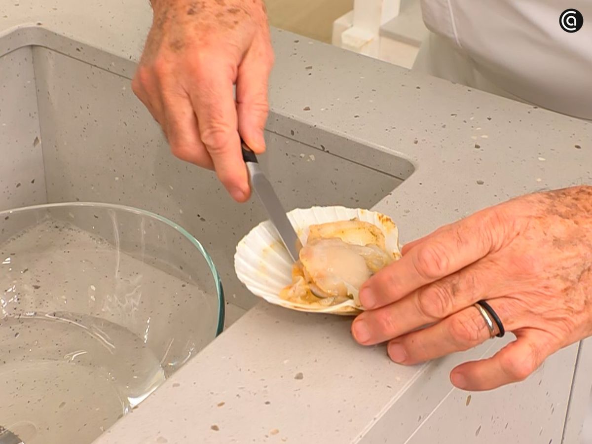 Separa el coral y los callos al abrir las vieiras y resérvalos