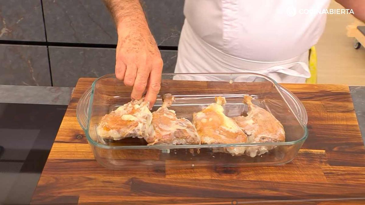 Hornea el confit de pato durante 10 minutos