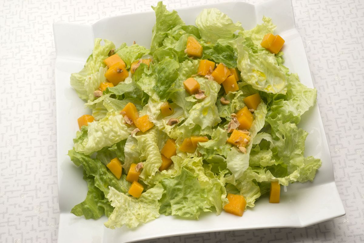 6081 2 Ensalada de lechuga, mango y avellanas xl