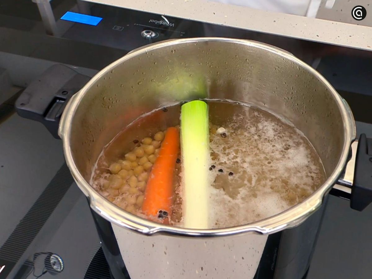 Cuece los garbanzos con las verduras en una olla rápida Cuece los garbanzos con las verduras en una olla rápida