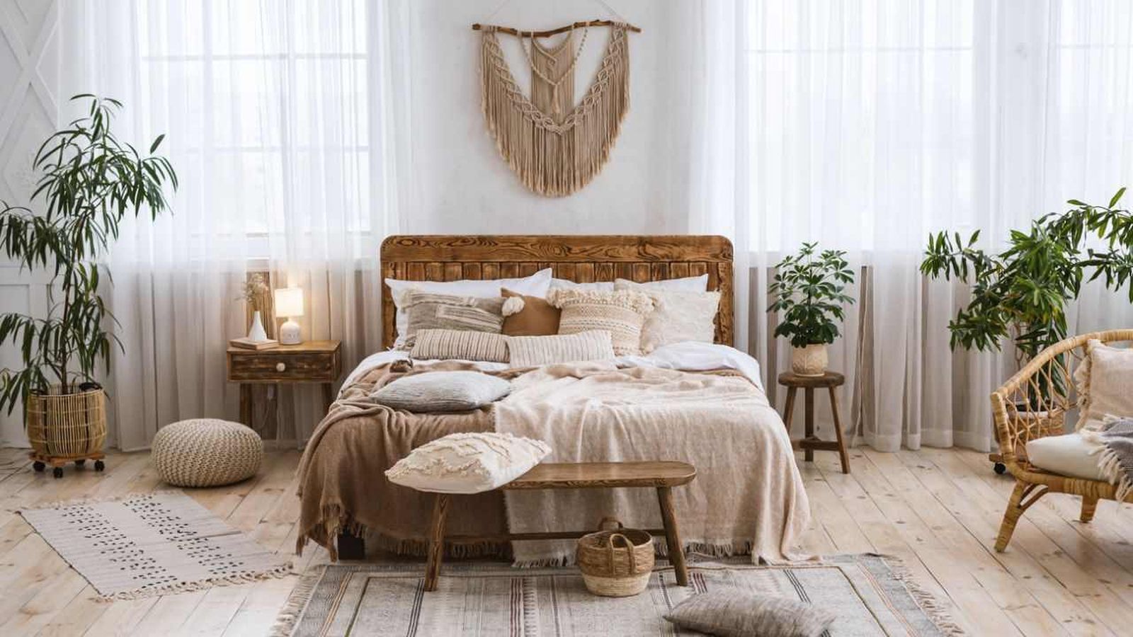 Dormitorio de estilo boho chic con plantas Dormitorio de estilo boho chic con plantas