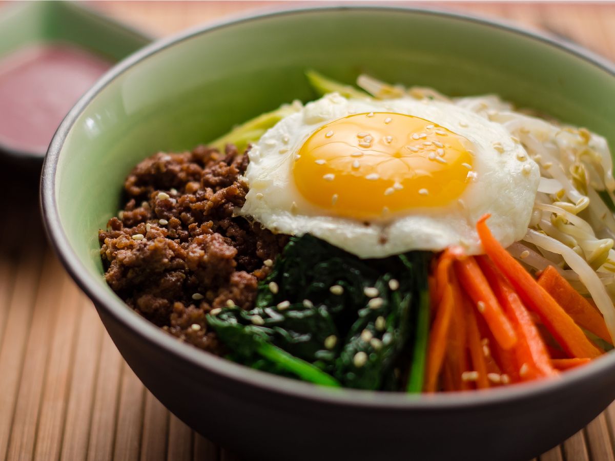 El bibimbap es uno de los platos donde el gochujang se mezcla con el arroz y el resto de ingredientes, integrando el picante en el conjunto.