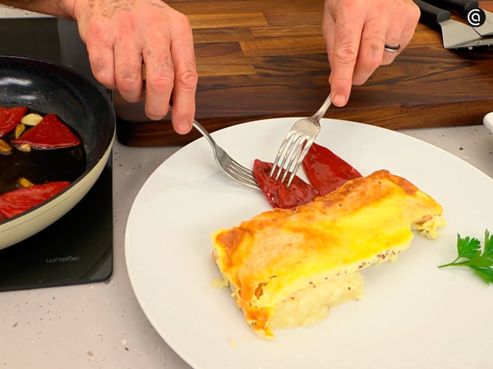 Acompaña el pastel de patata y salchichas con pimientos del piquillo