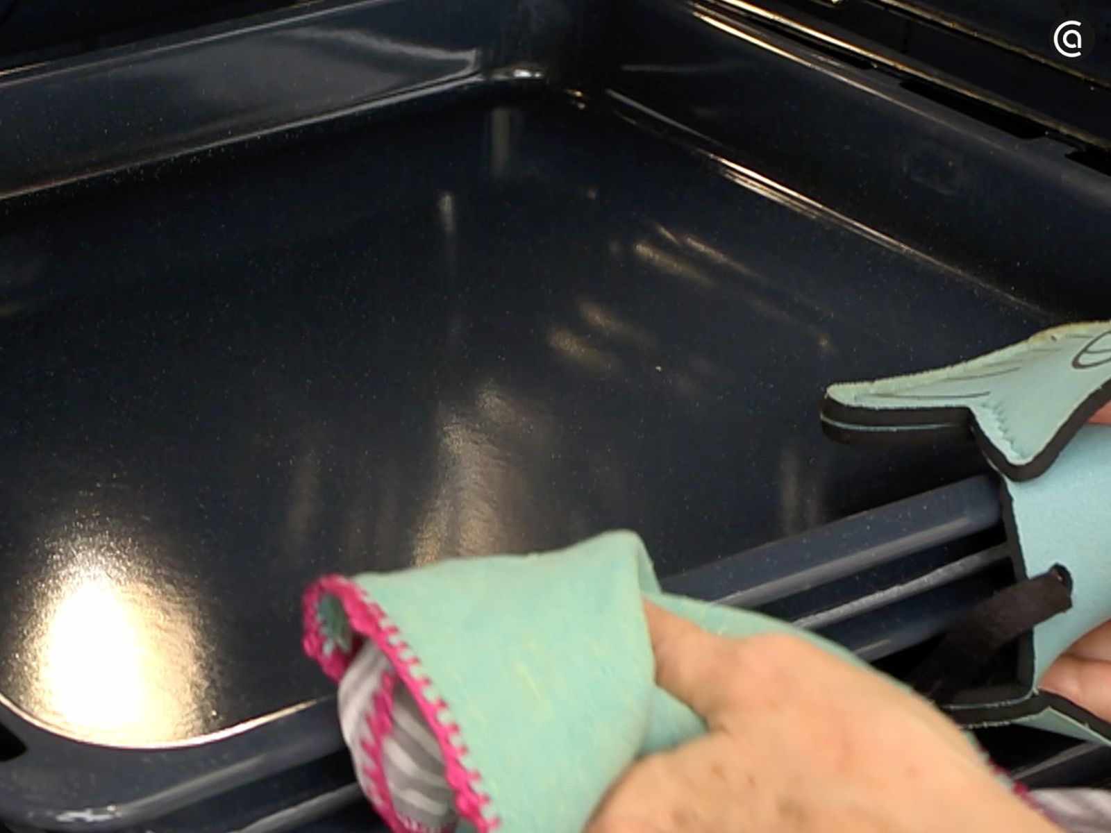 Mueve los hojaldres de posición y vuelve a meterlos al horno para un dorado uniforme