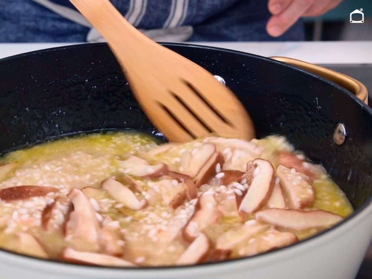 Remueve el arroz para conseguir la textura del risotto