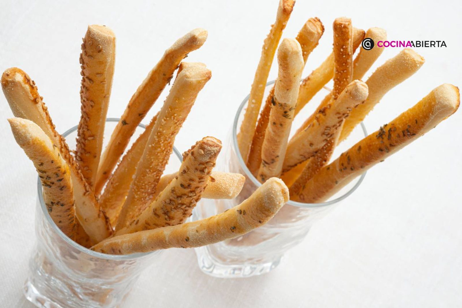 Crujientes grisines caseros, perfectos como aperitivos Crujientes grisines caseros, perfectos como aperitivos