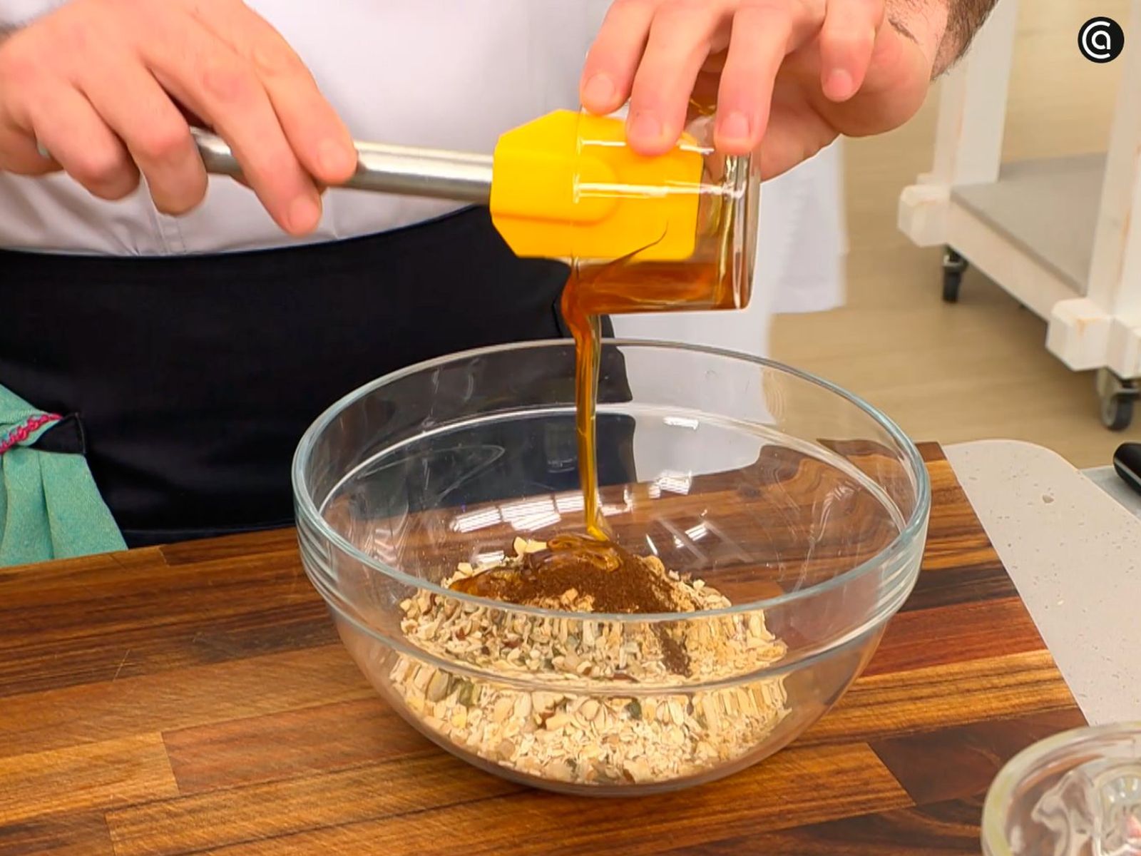 Incorpora la miel a la mezcla para hacer la granola de avena