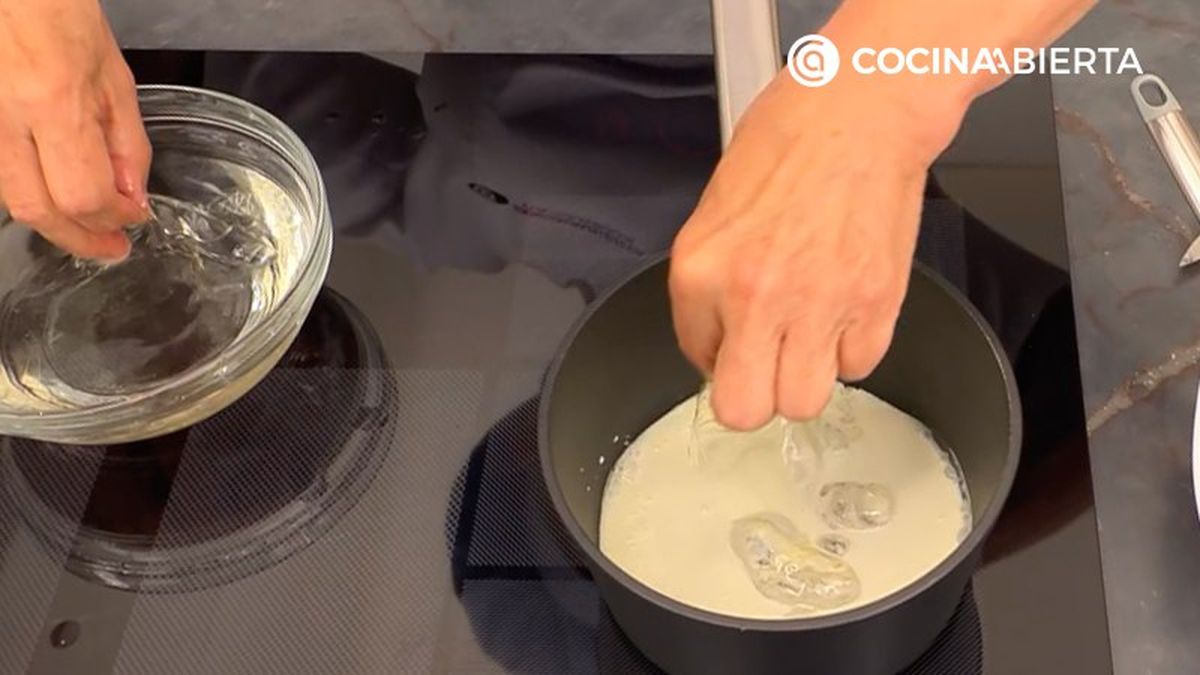 Mezcla las gelatinas hidratadas con la nata