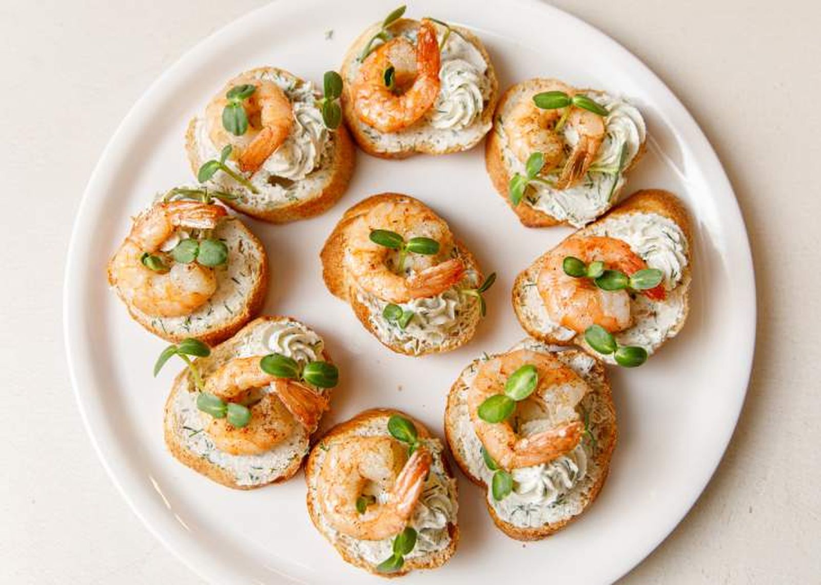 tostadas con queso mascarpone hierbas y gambas a la plancha tostadas con queso mascarpone hierbas y gambas a la plancha