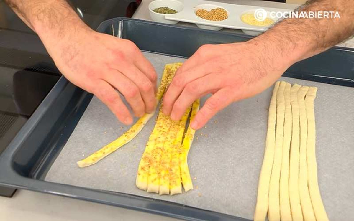 Separa la masa de los grisines