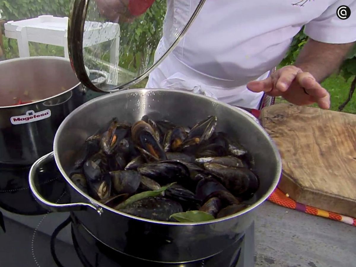 Coloca los mejillones limpios en una tartera con vino y deja que se abran