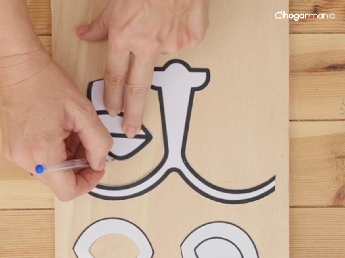 Las piezas decorativas se trabajan por separado para aportar volumen y relieve al diseño final.