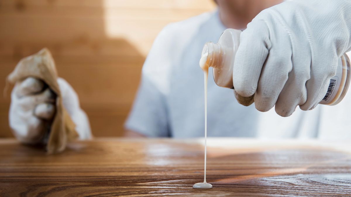 Algunos limpiadores contienen químicos que pueden dañar la madera