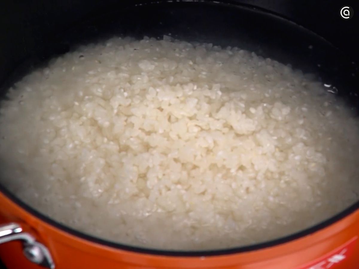 Lava el arroz y cuécelo hasta que esté en su punto