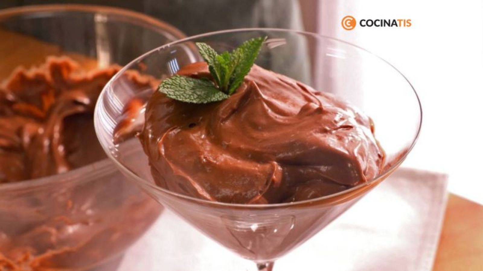 Disfruta de la crema de chocolate como un postre en copa o úsala como relleno en otros deliciosos postres Disfruta de la crema de chocolate como un postre en copa o úsala como relleno en otros deliciosos postres