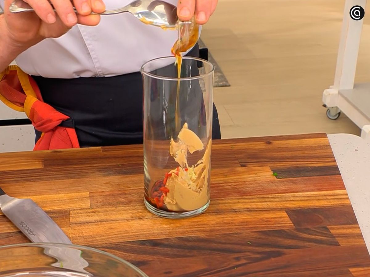 Tritura los ingredientes, vierte el agua y mezcla hasta integrar