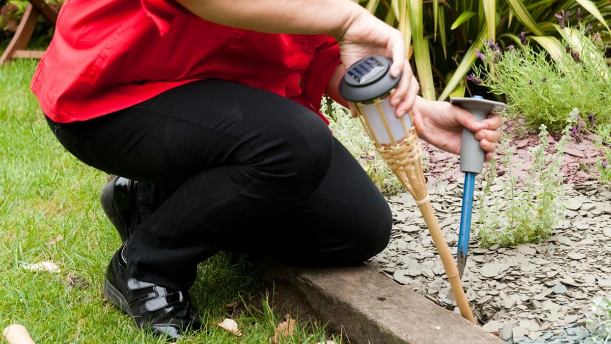 brico 0567 2 balizas jardin solares paso 3