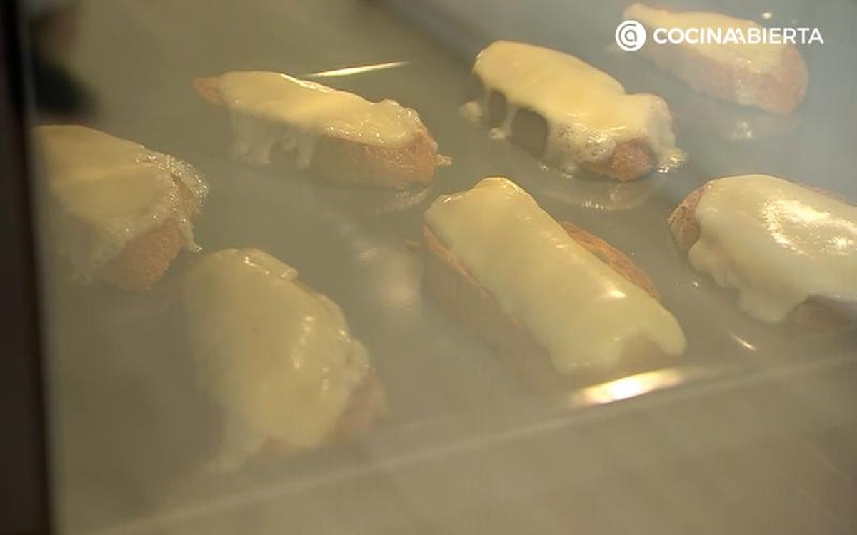 Gratínalas hasta que el queso comience a derretirse ligeramente