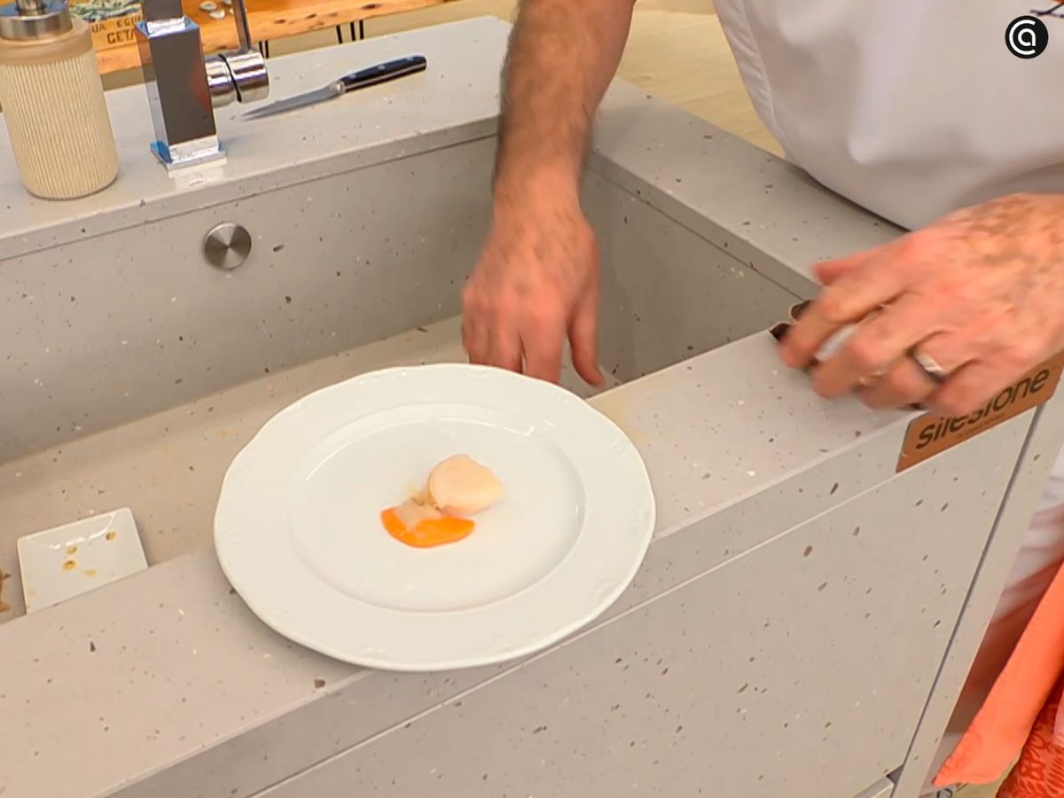 Lava y limpia las vieiras; después, reserva el coral y la carne blanca