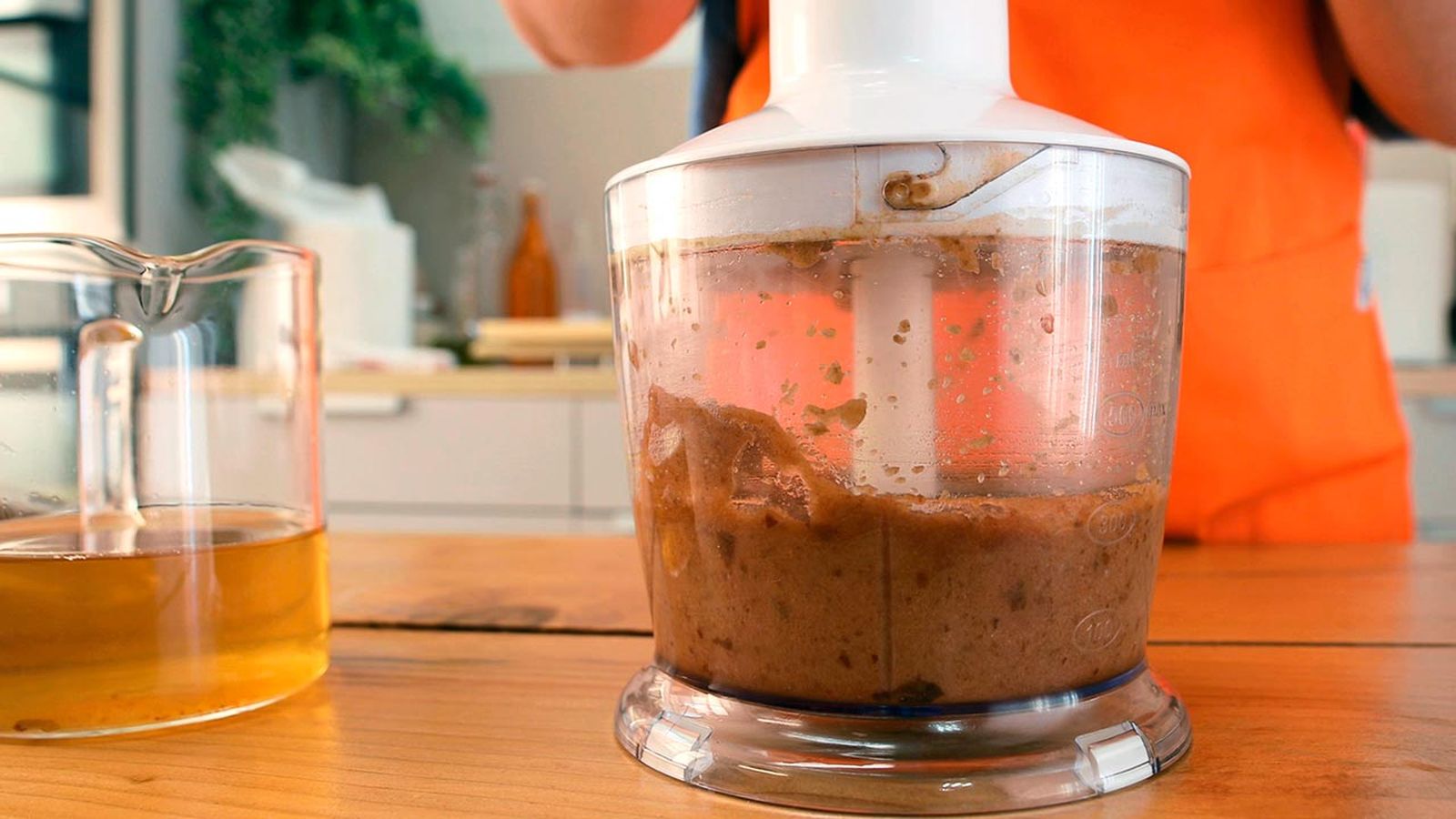 Tritura los dátiles Receta de crema de cacao y avellanas sin azúcar paso 2