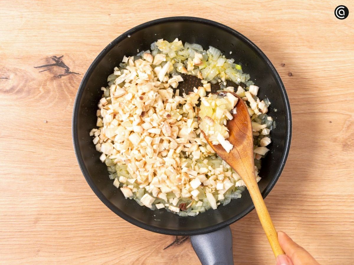 Rehoga la cebolla y los tallos de los champiñones en una sartén con aceite