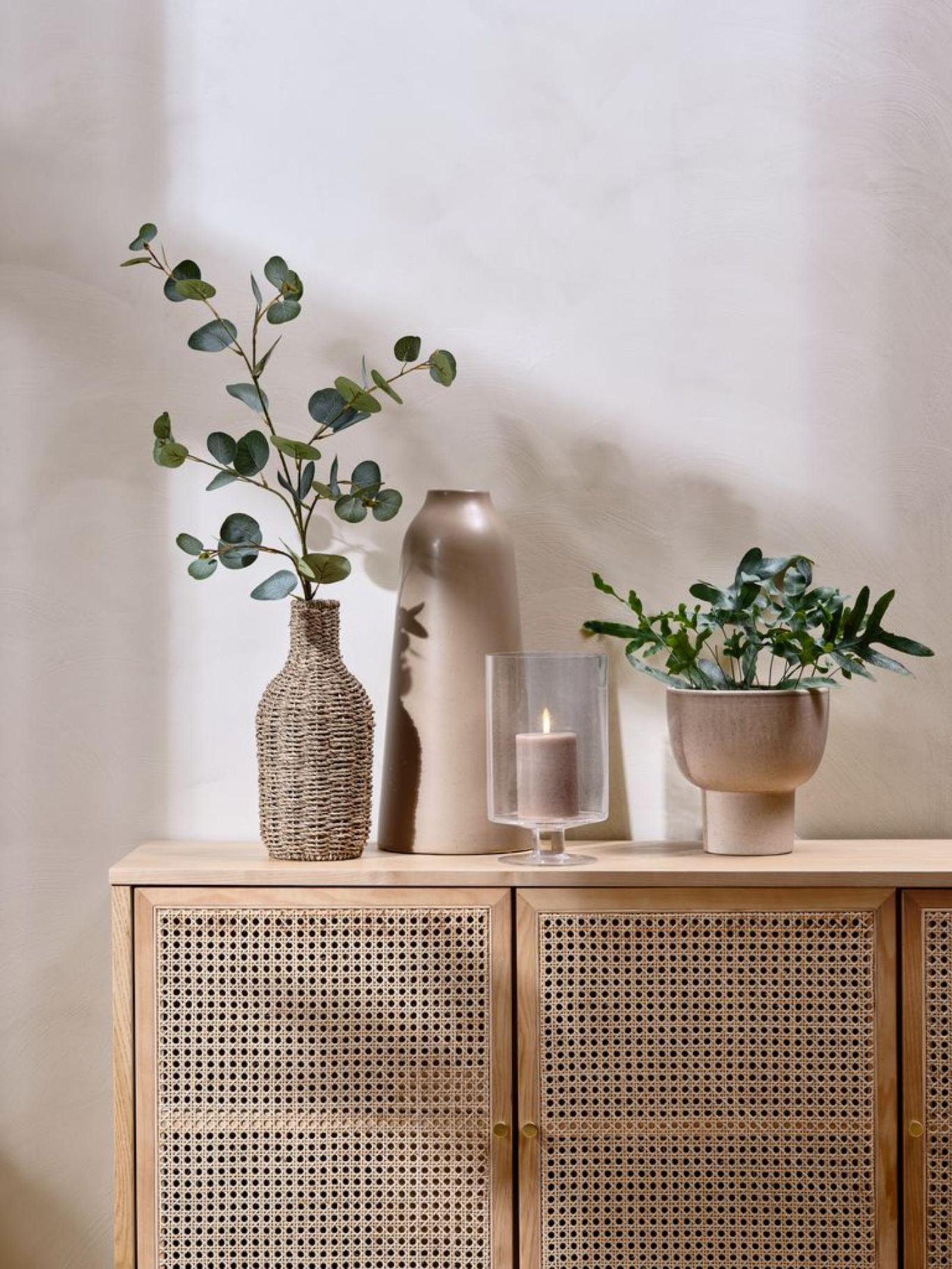 Jarrón de gres DITLIV sobre un mueble junto a otros complementos. Jarrón de gres DITLIV sobre un mueble junto a otros complementos.