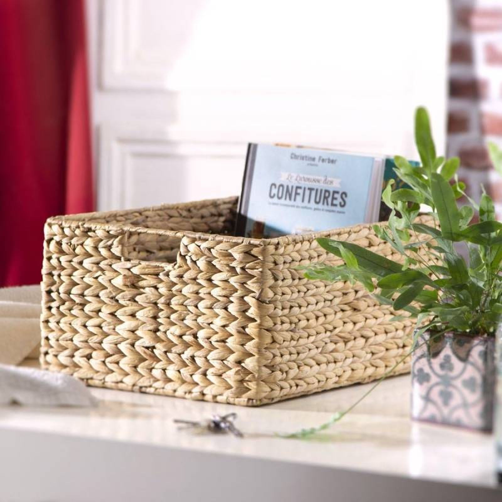 Cesta de mimbre para almacenamiento. Cesta de mimbre para almacenamiento.
